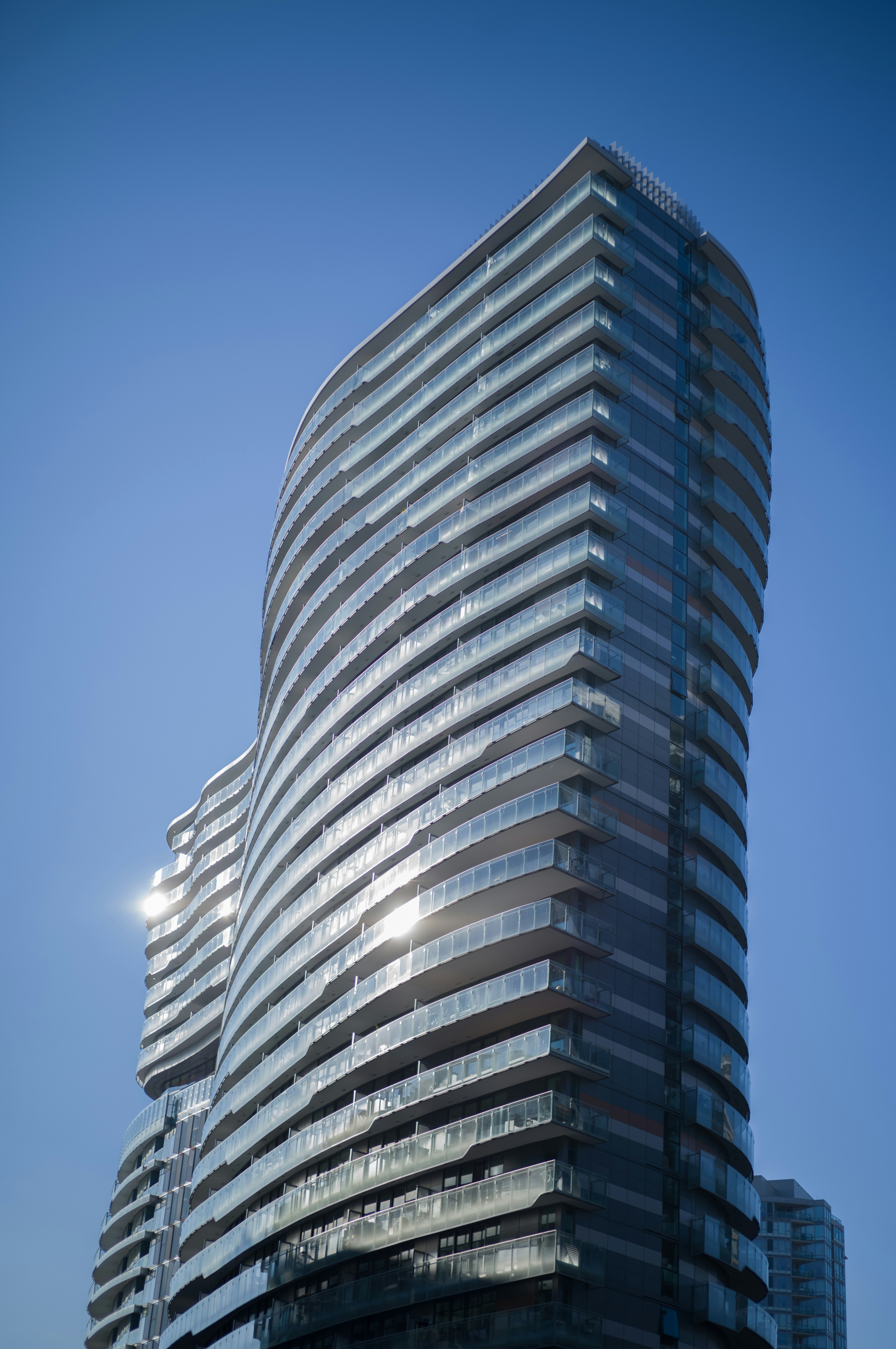 Un edificio alto con muchas ventanas