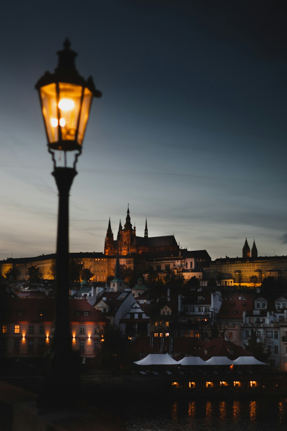 um poste de luz na frente de uma cidade