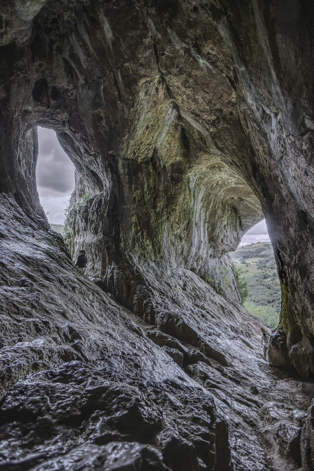 Une grotte avec une cascade