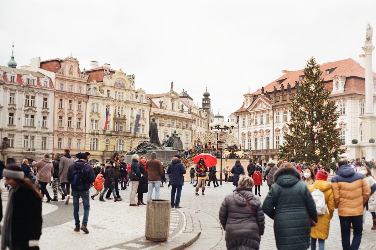 Drukte op het Oudestadsplein in Praag met historische gevels