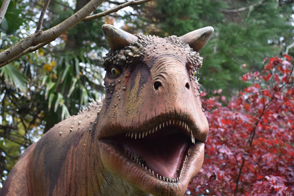 Una estatua de un dinosaurio