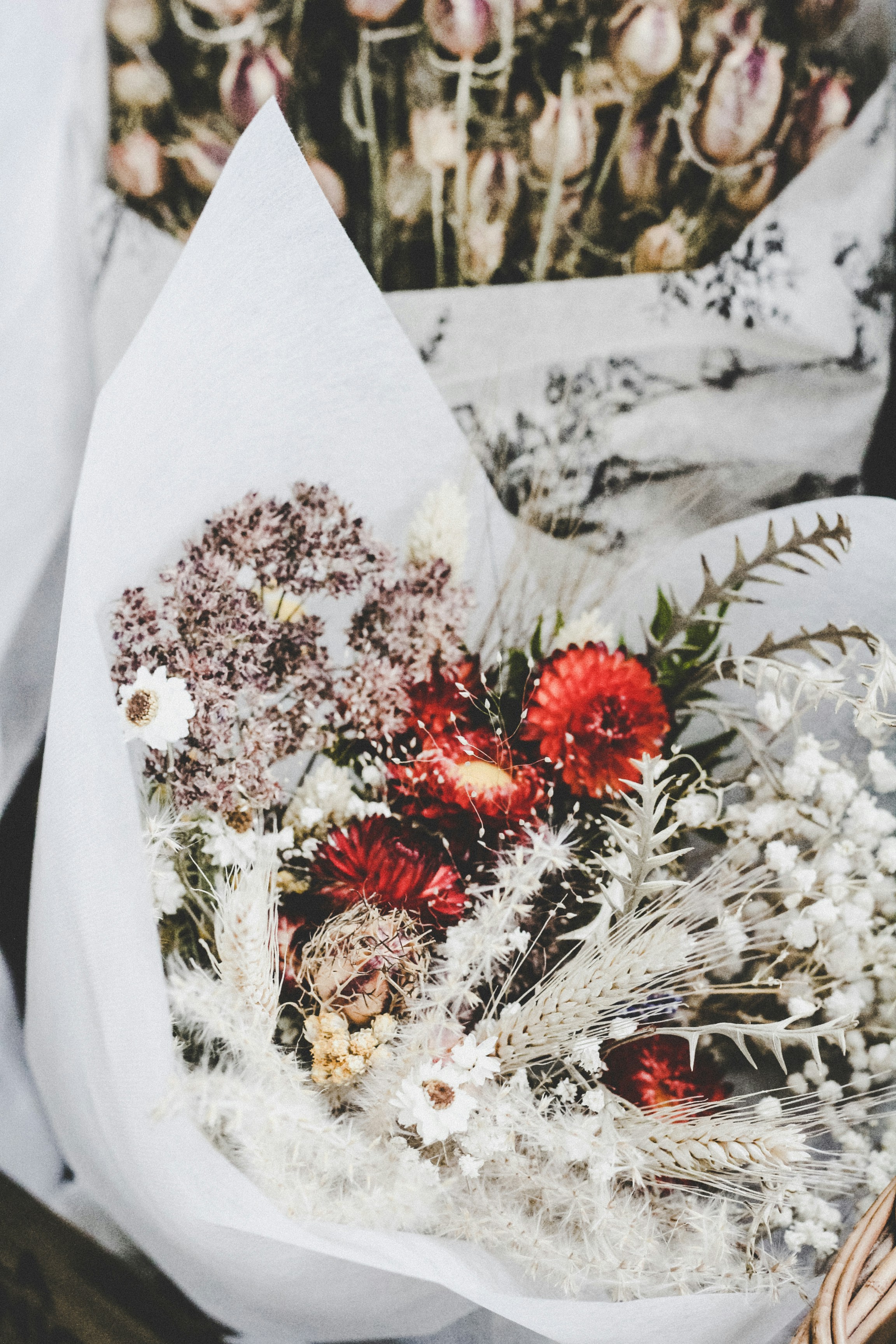 Un sac blanc avec des fleurs rouges