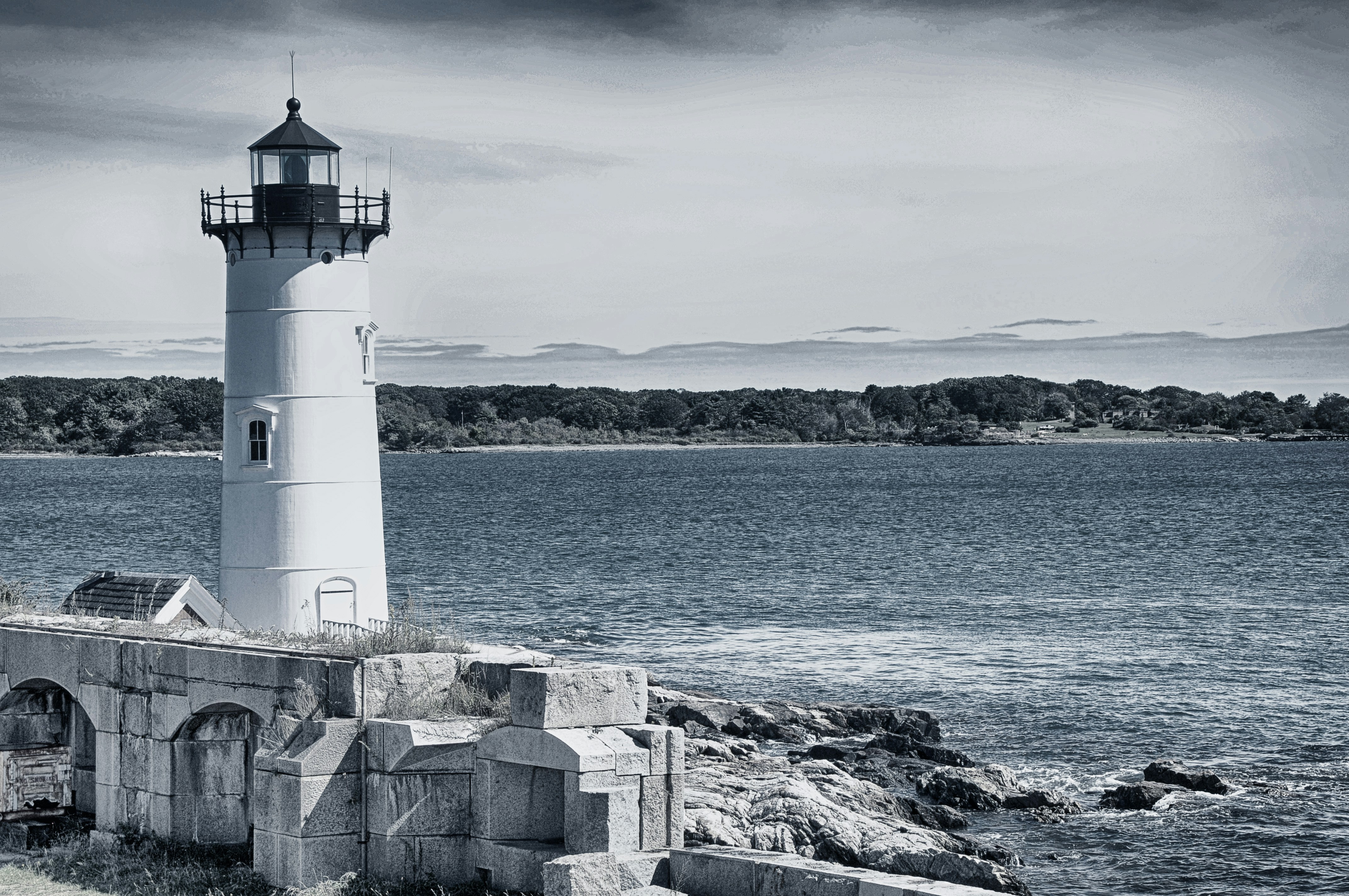 Un phare sur une rive rocheuse