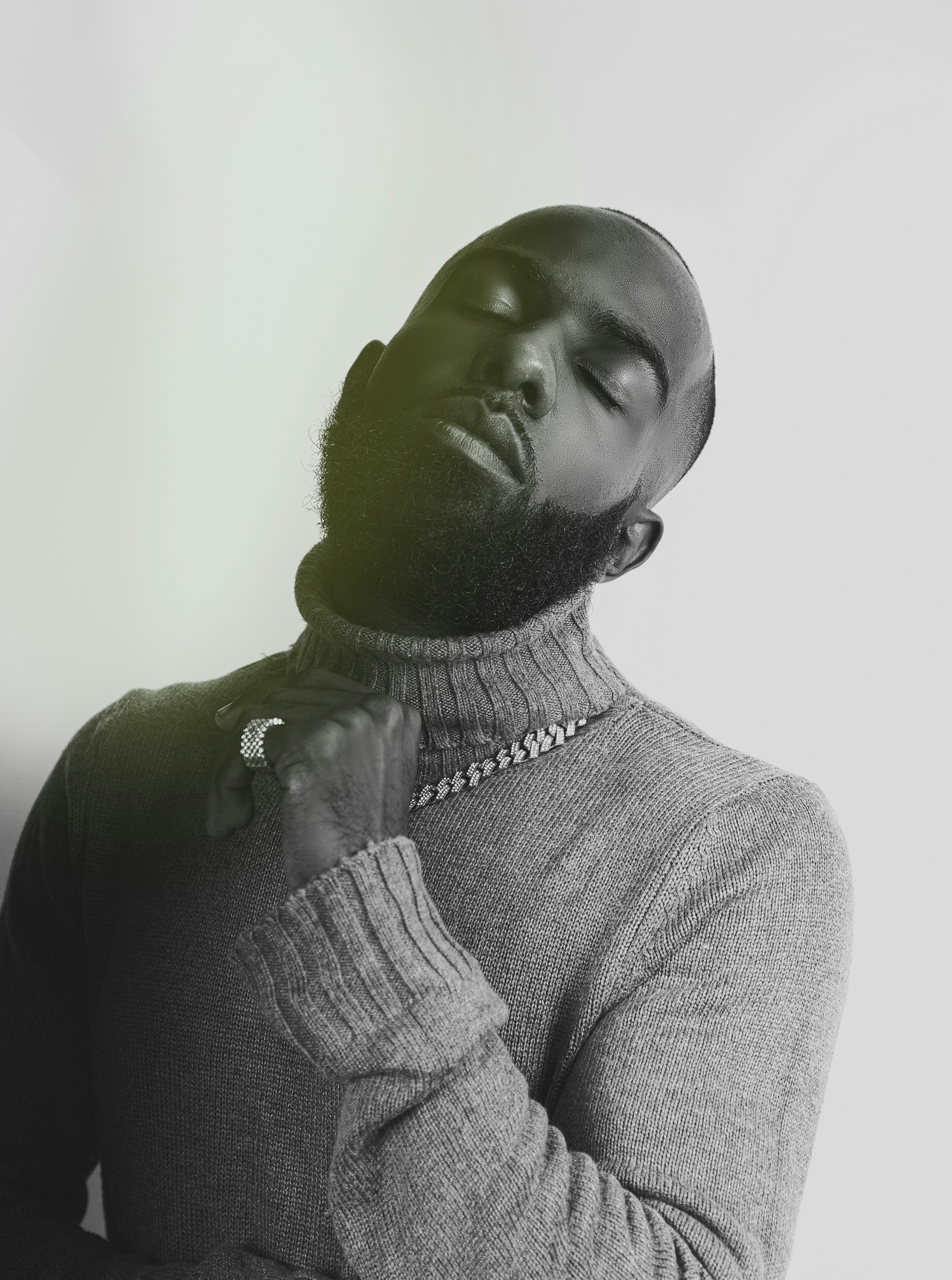 Un hombre con una máscara