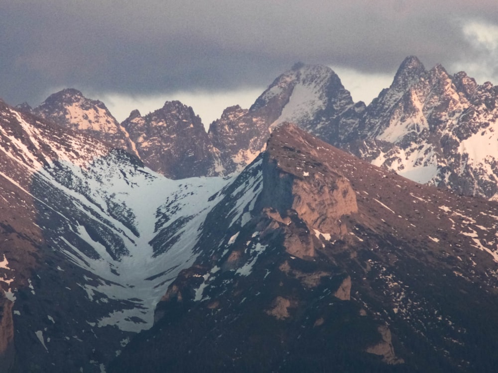 Una cadena montañosa con nieve