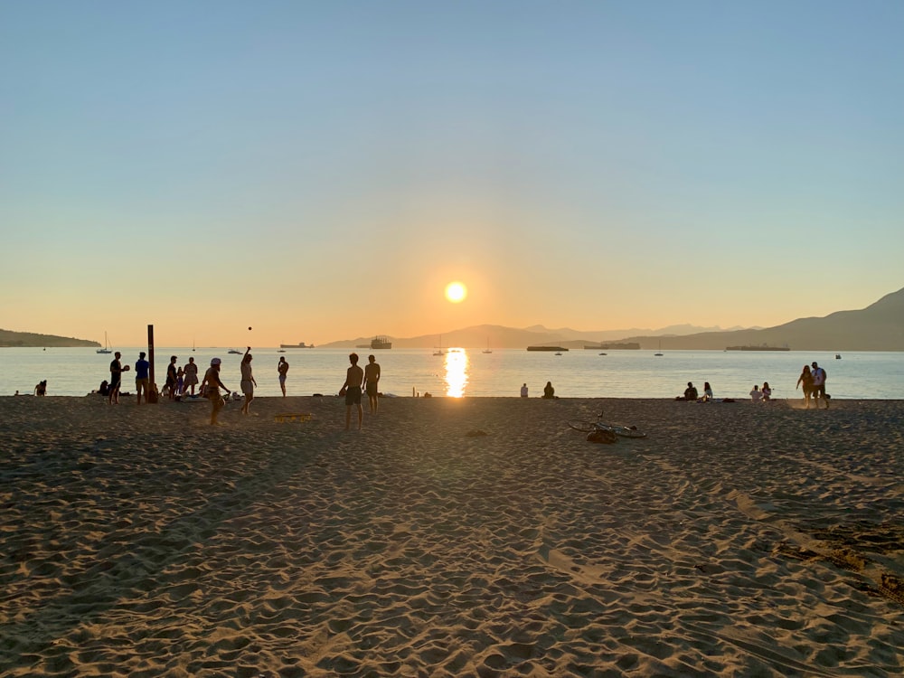 um grupo de pessoas em uma praia