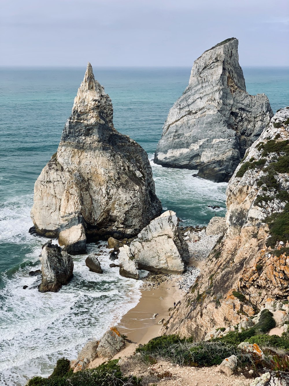 photo of seashore near rocks photo – Free Portugal Image on Unsplash