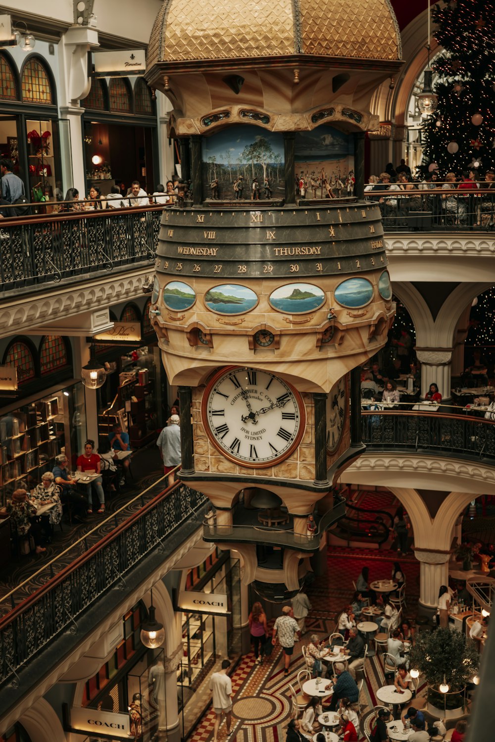 une horloge sur un bâtiment