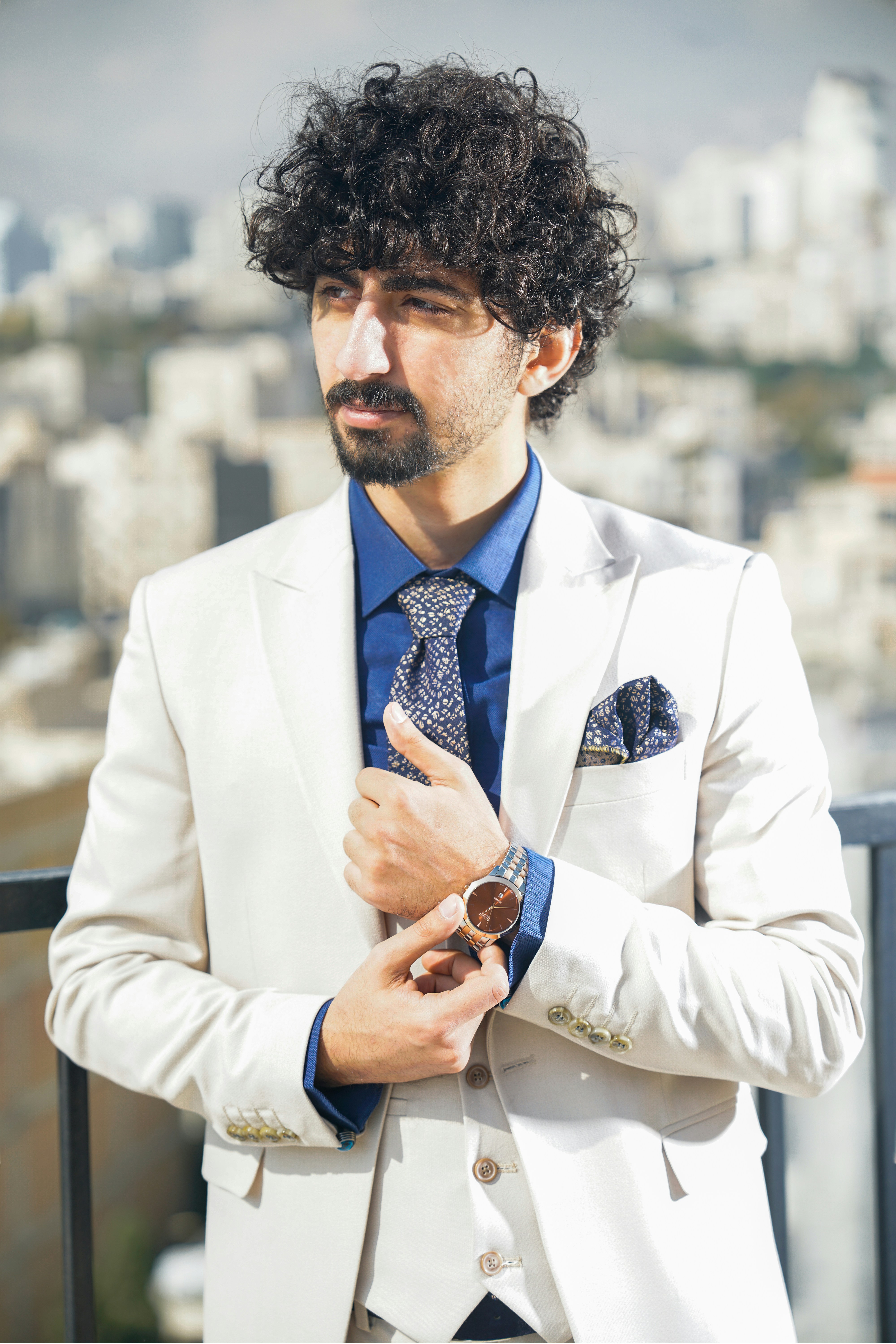 Un hombre con barba y bigote