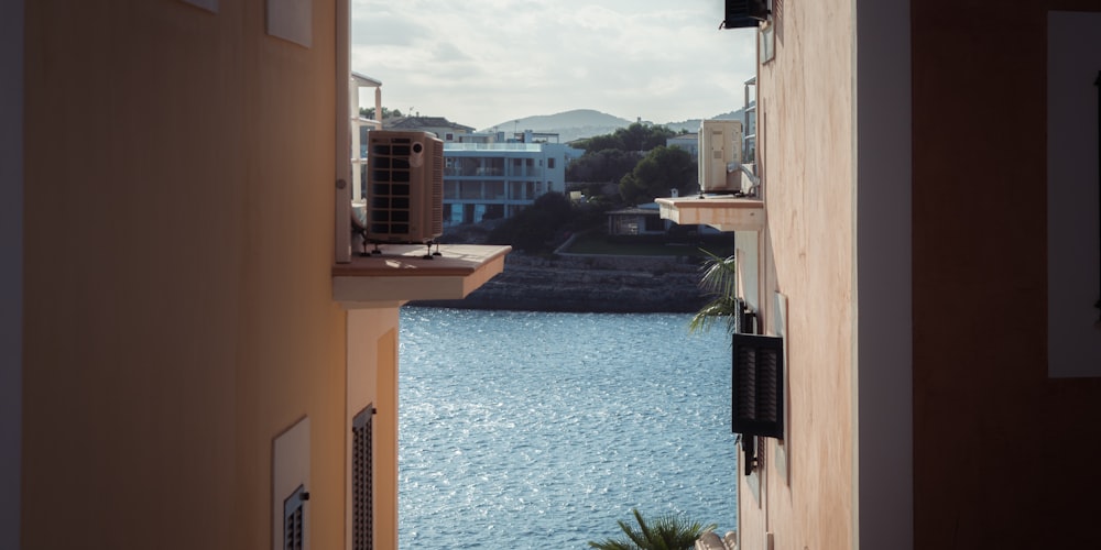 Blick auf ein Gewässer von einem Balkon aus