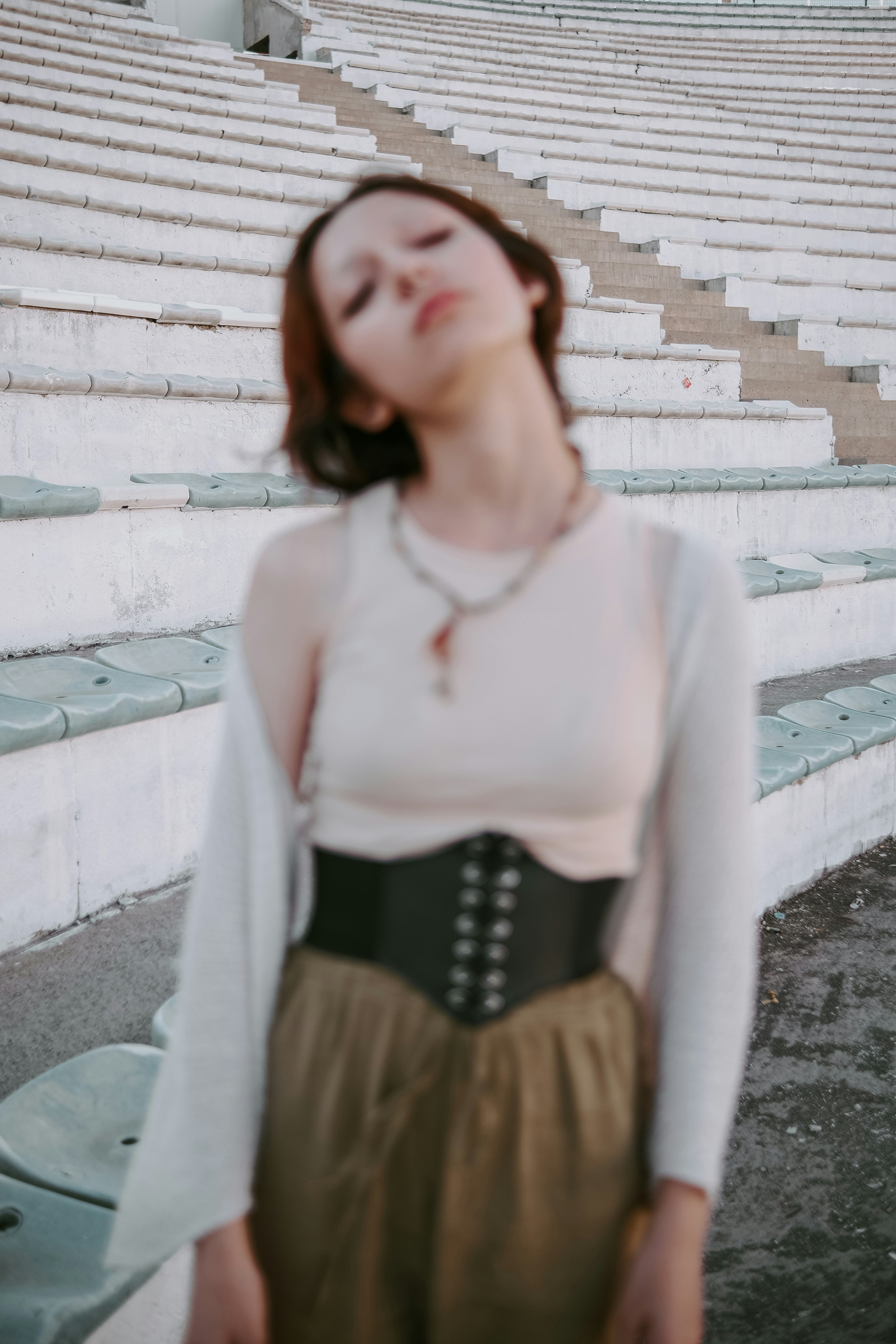 une personne avec la tête dans les mains