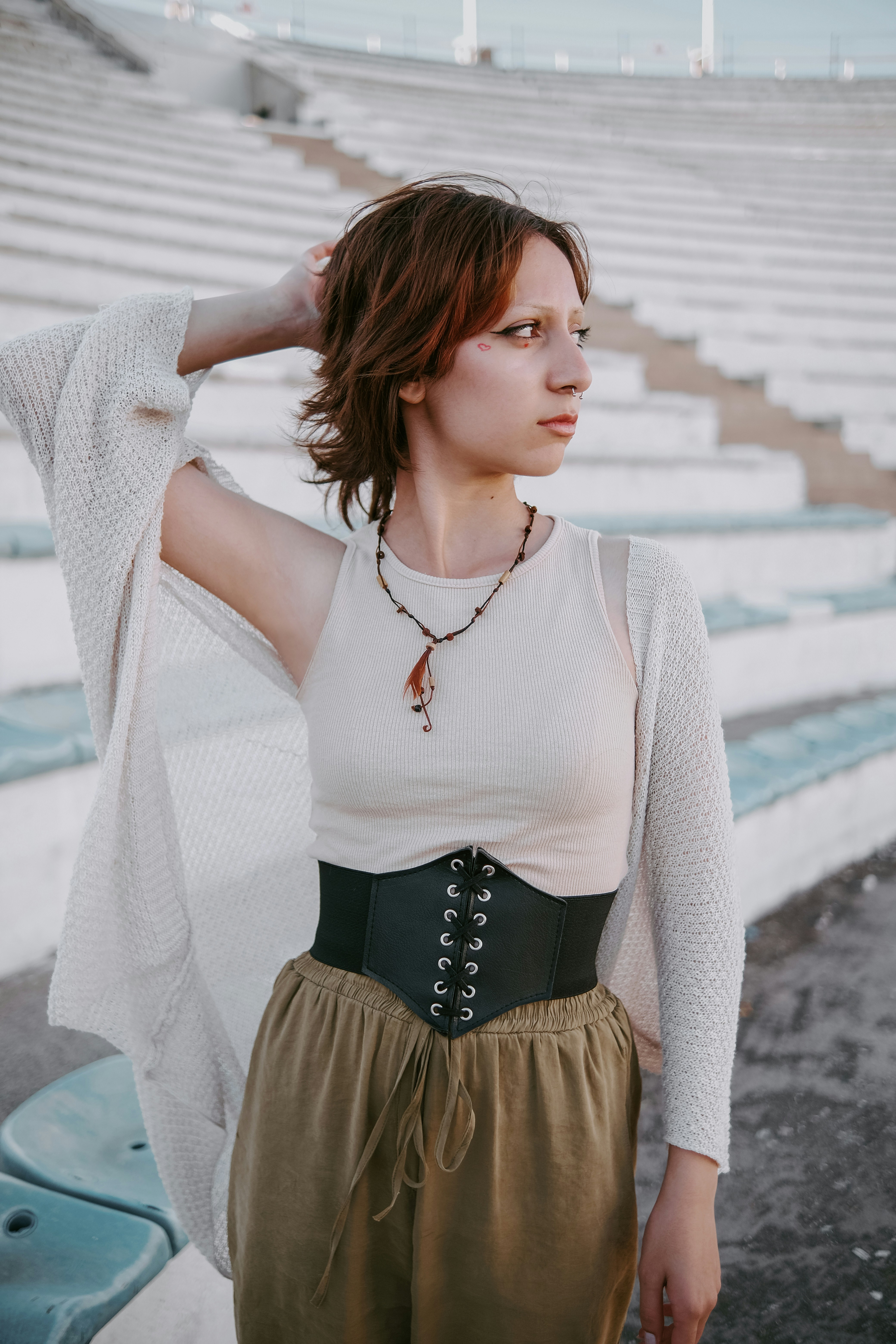 Une femme posant pour une photo