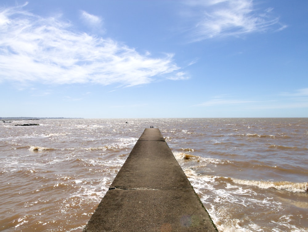 una passerella di pietra sull'acqua