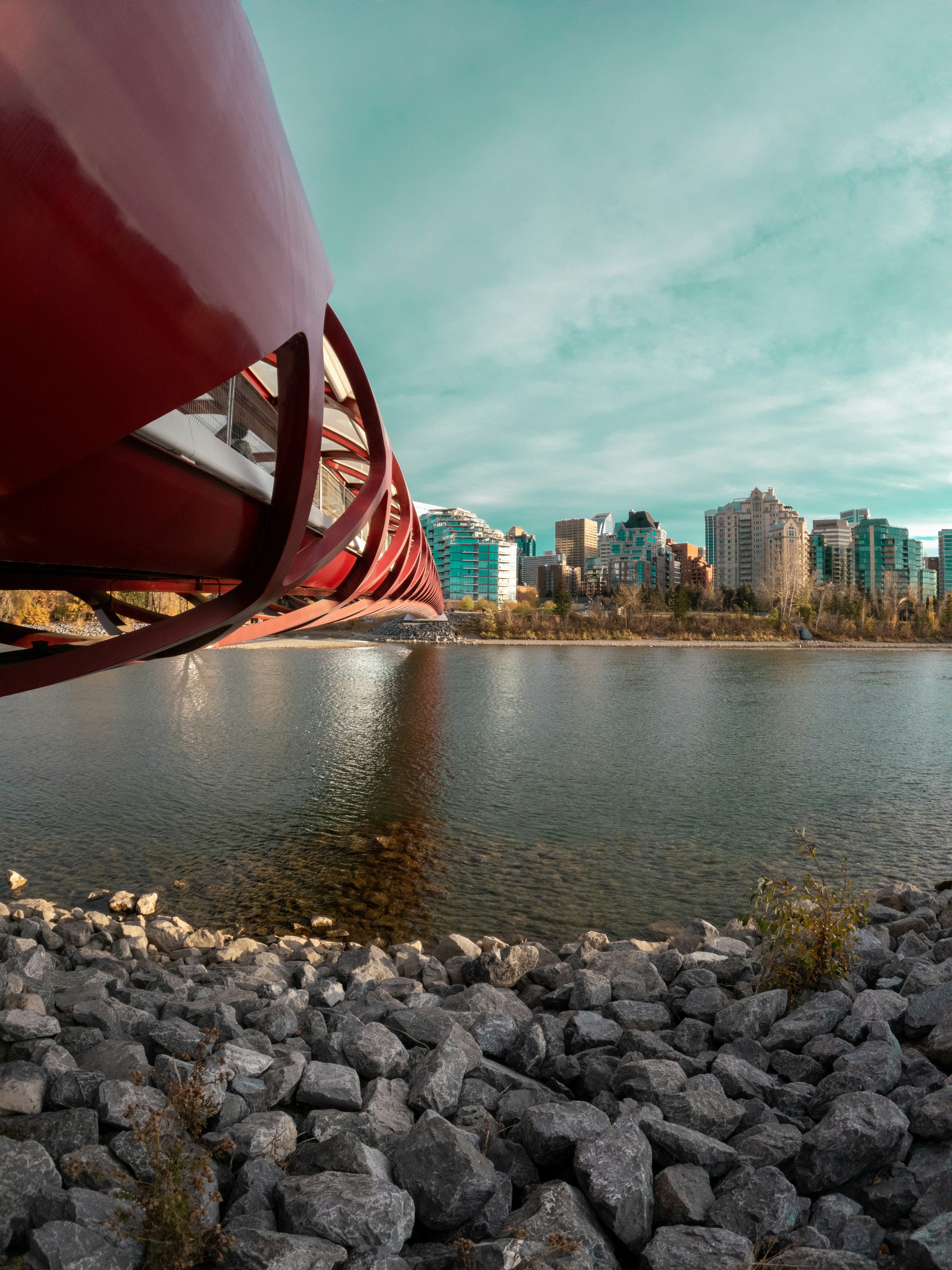 Ein Boot an einem felsigen Ufer