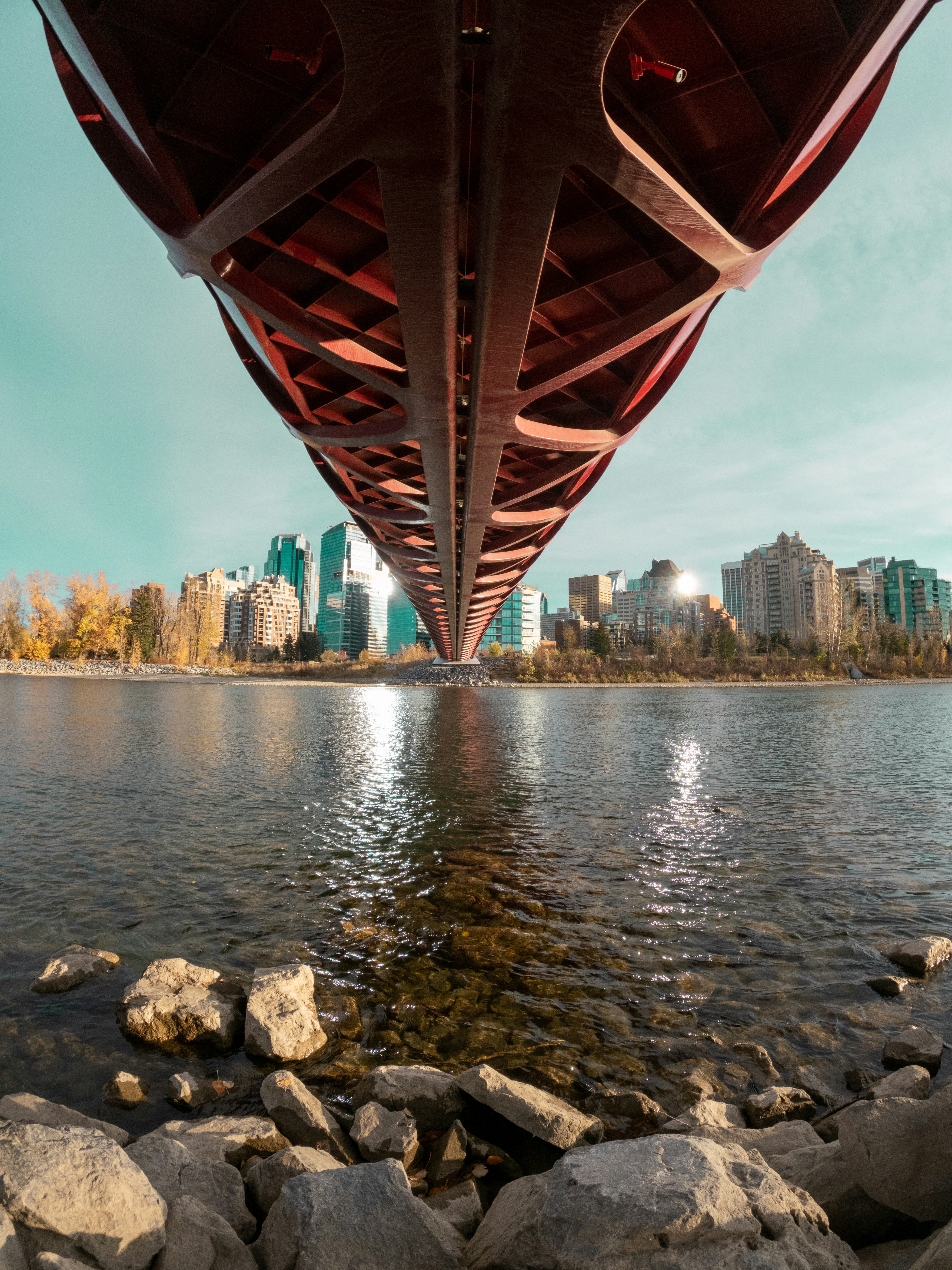 Ein Blick auf eine Stadt von einer Brücke