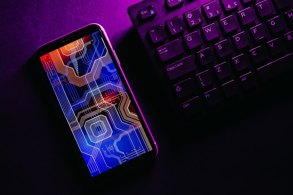 un teléfono celular en un teclado