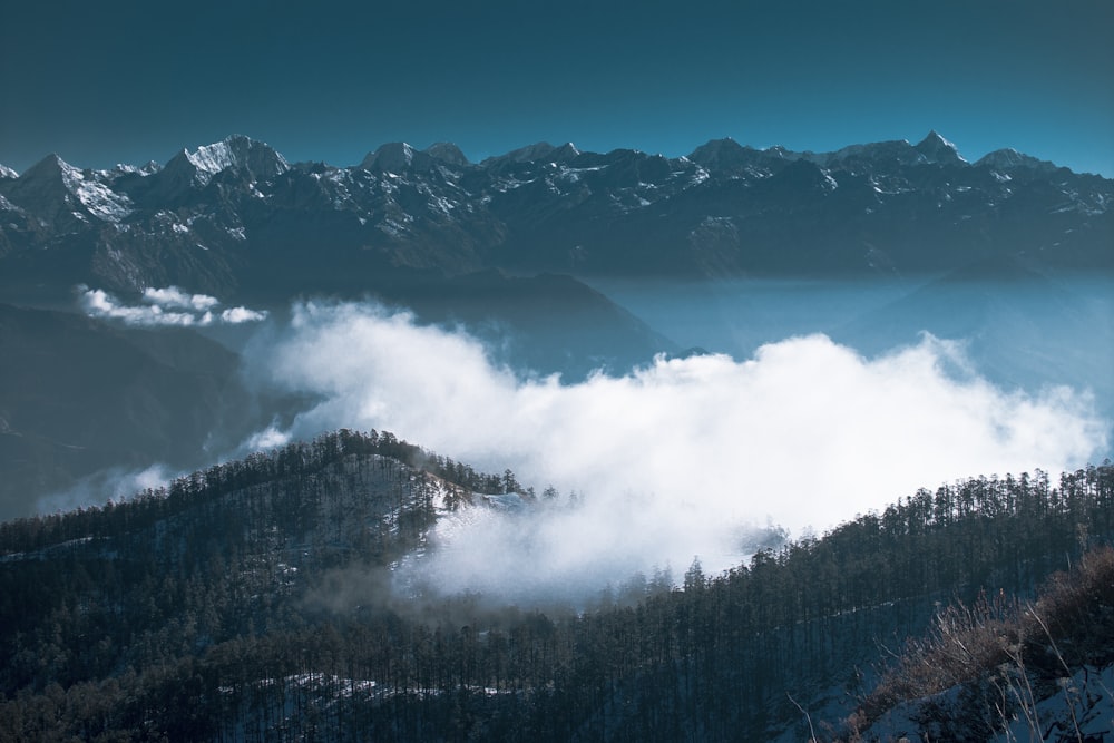 Ein Gebirgszug mit Wolken