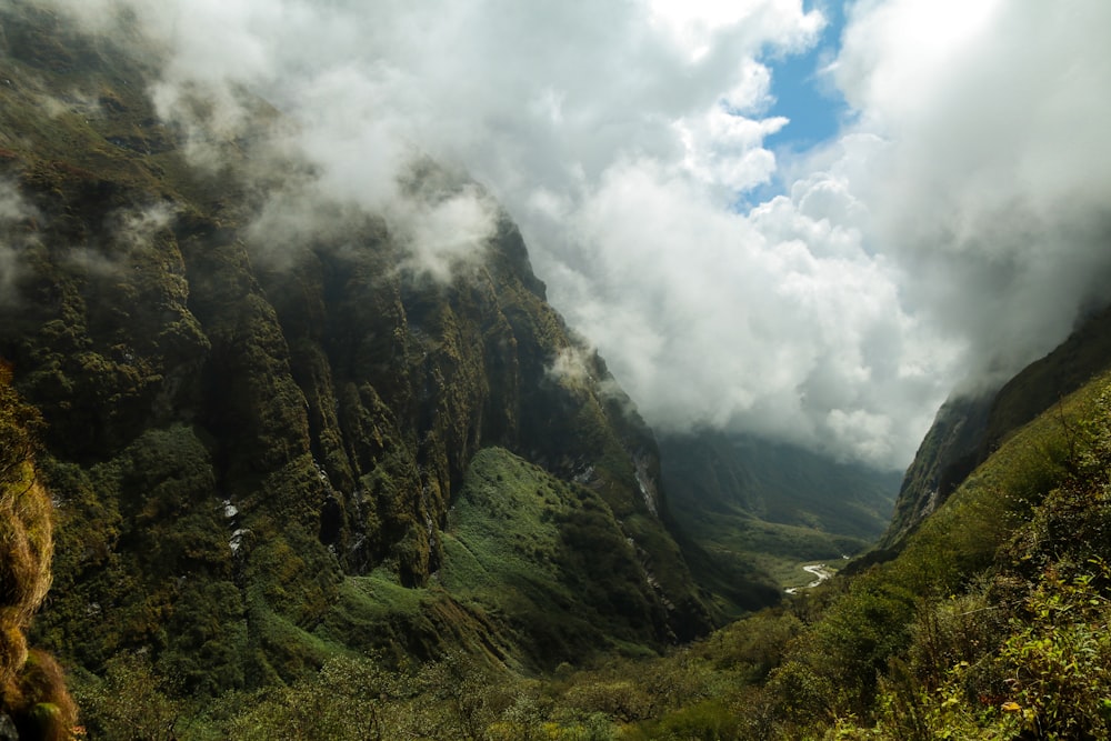 Une vallée avec des nuages