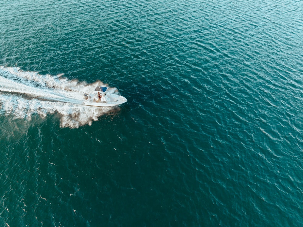 una barca con persone su di essa