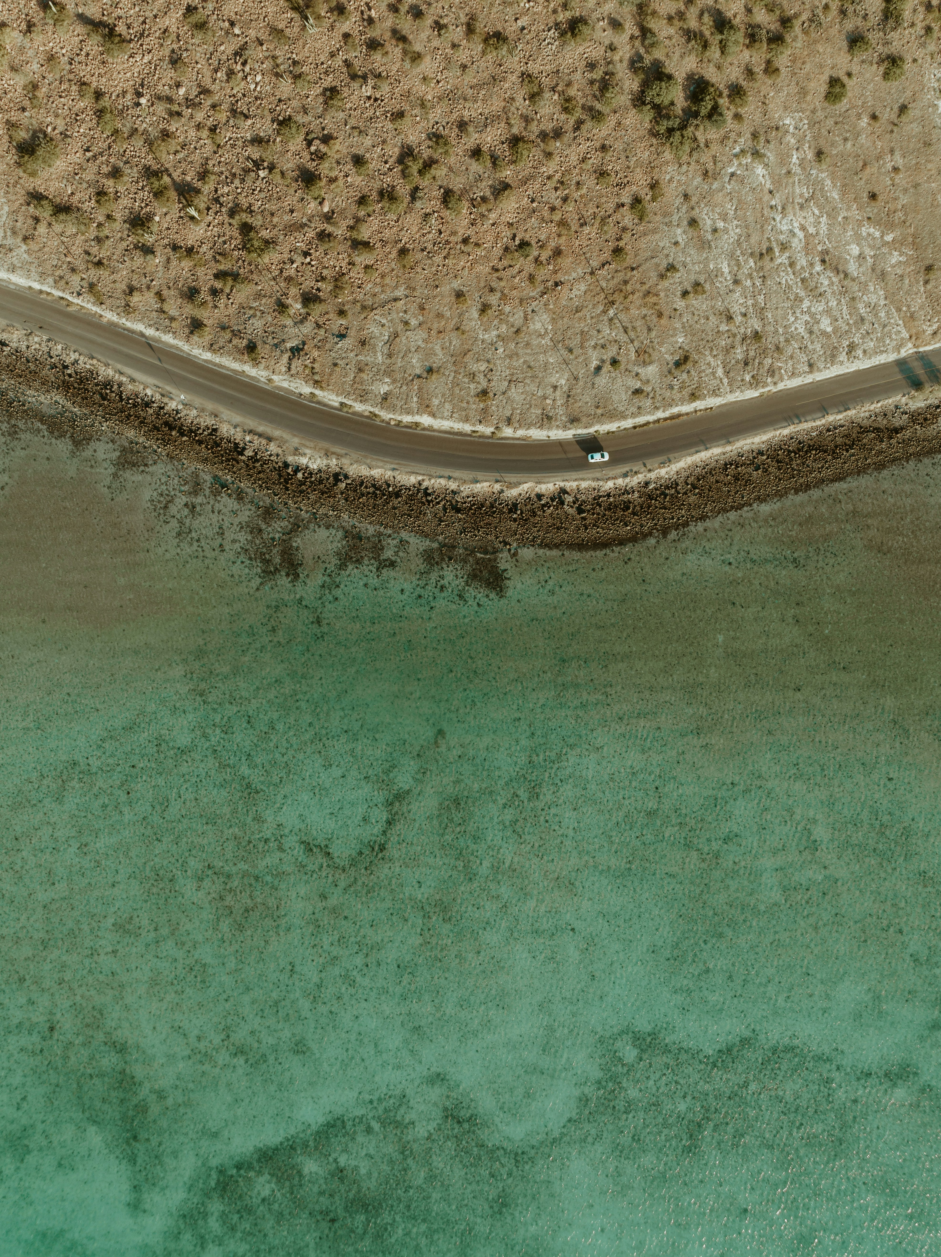 eine Straße mit einer gekrümmten gekrümmten Straße