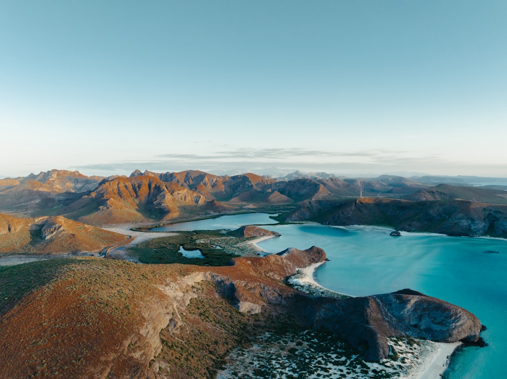 uno specchio d'acqua circondato da montagne