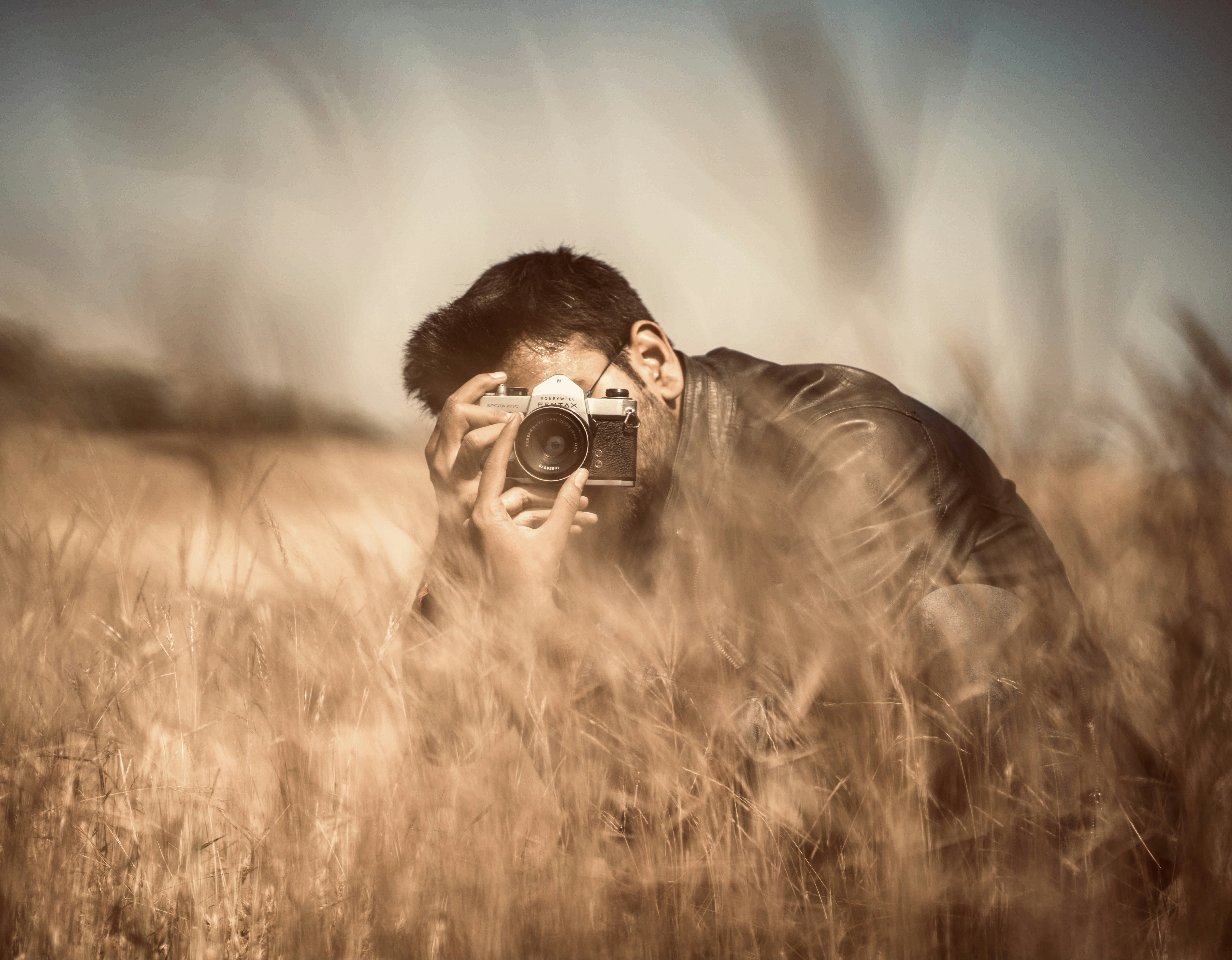 Un homme tenant un appareil photo