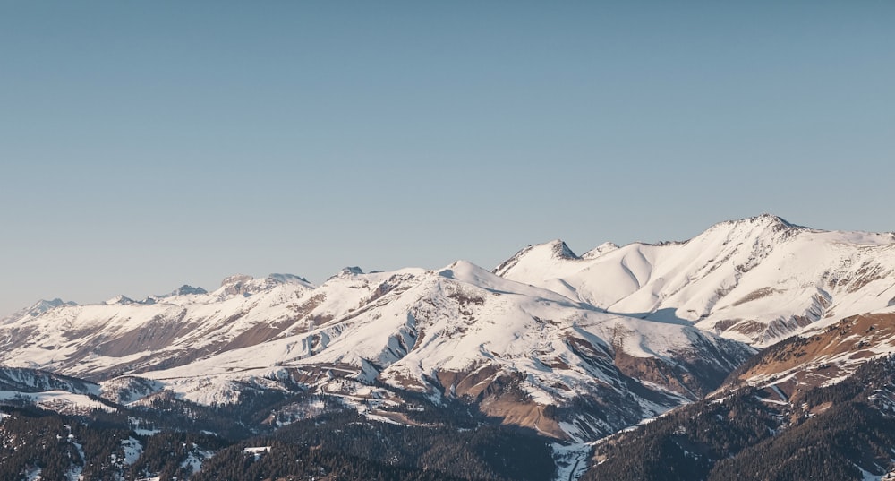 a snowy mountain range