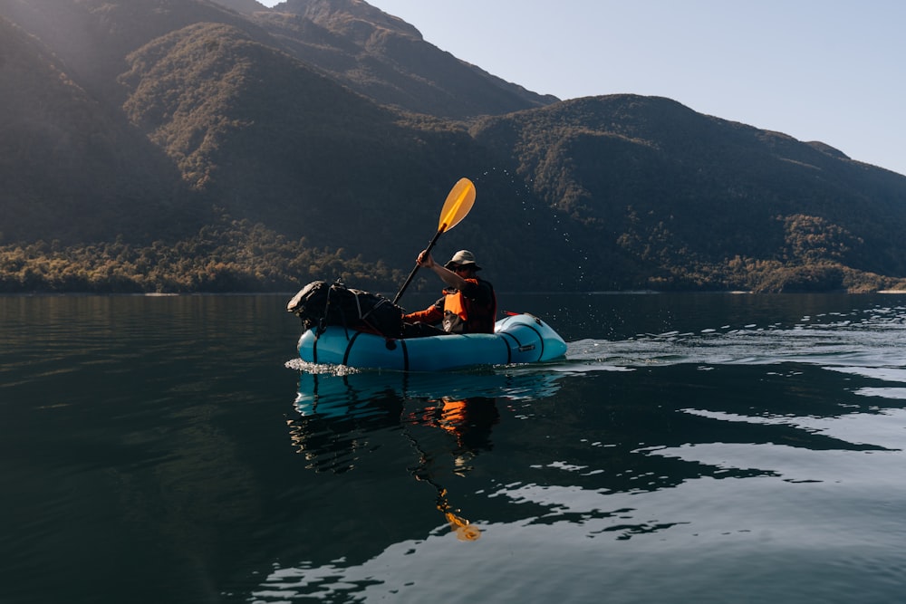 Un homme et un chien en kayak sur un lac