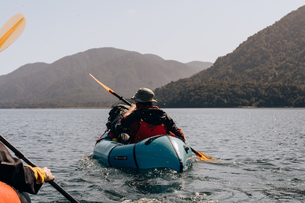 Un uomo in un kayak