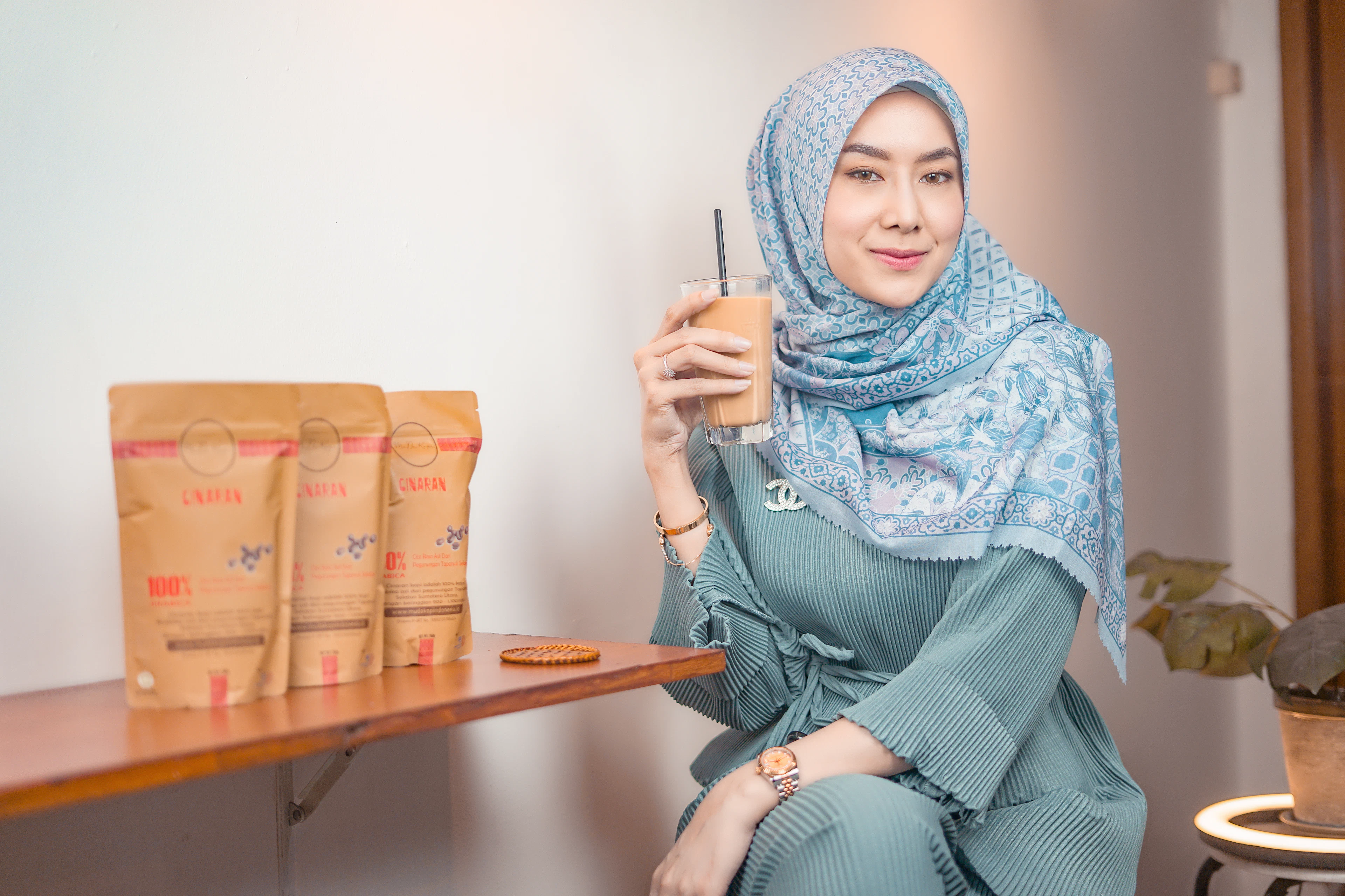 Usahawan bertudung bersama pek kopi jenamanya sendiri