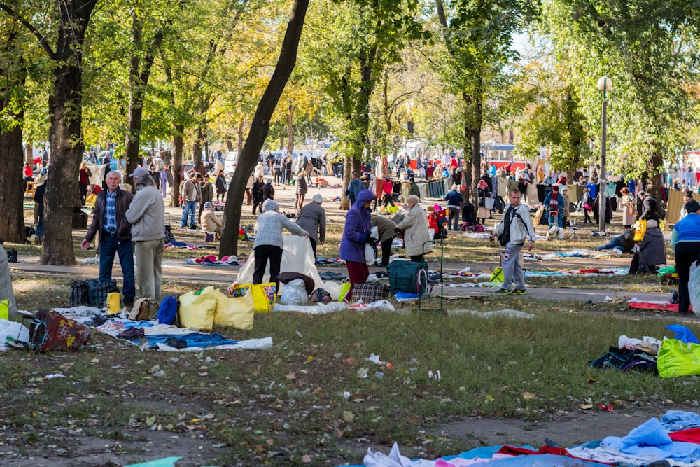 um grupo de pessoas em um parque