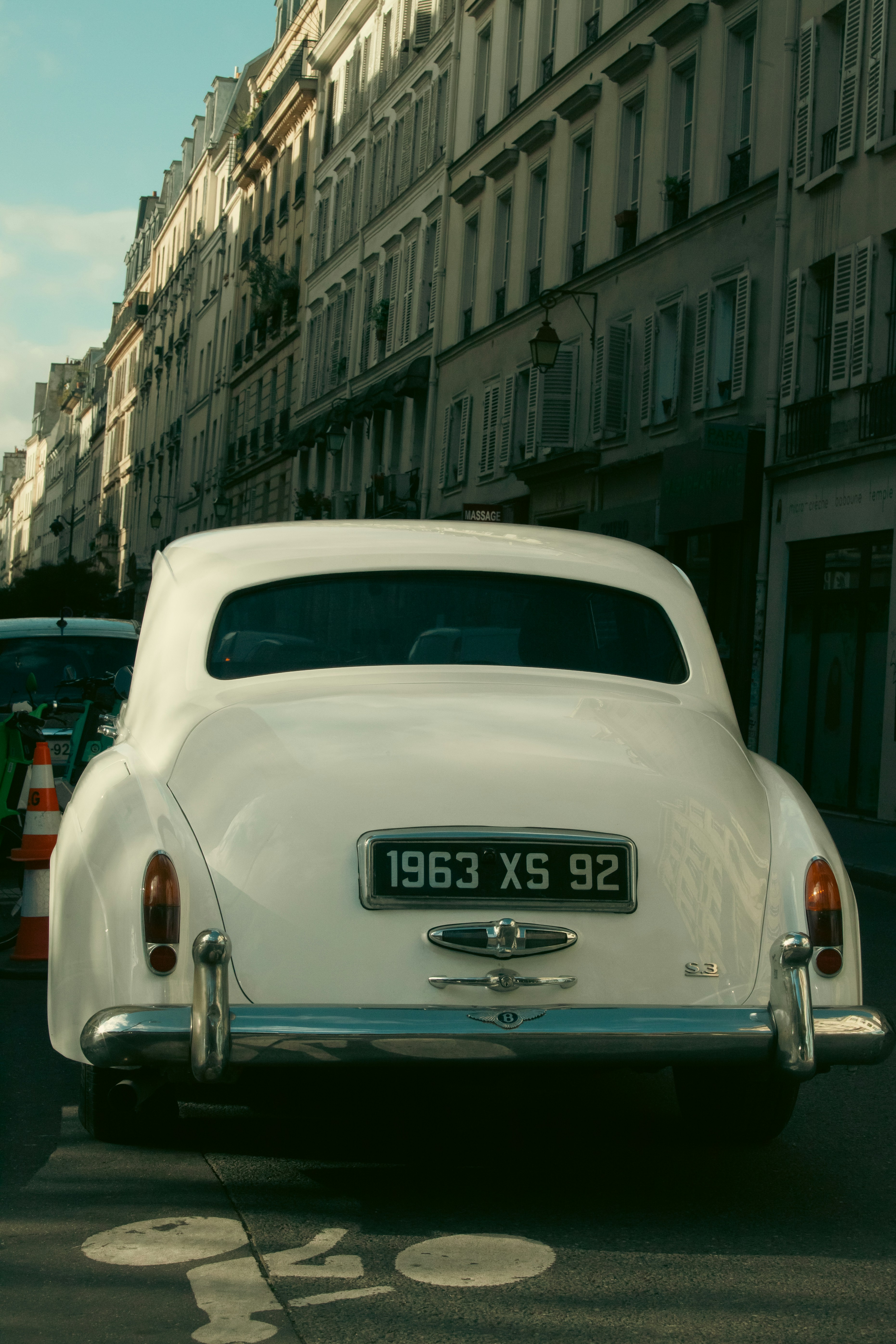 Ein weißes Auto am Straßenrand geparkt