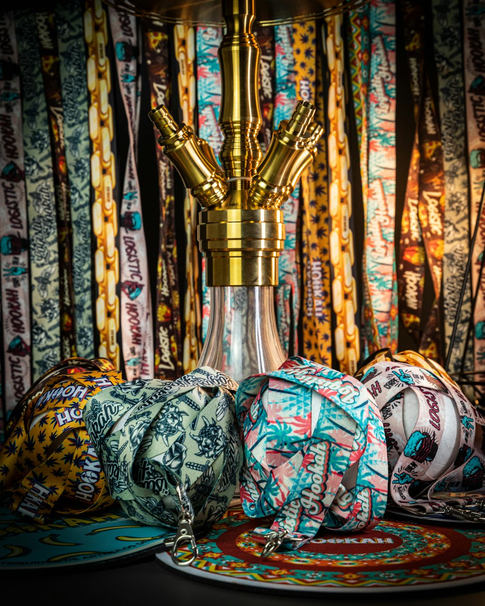 una lámpara y jarrones sobre una mesa