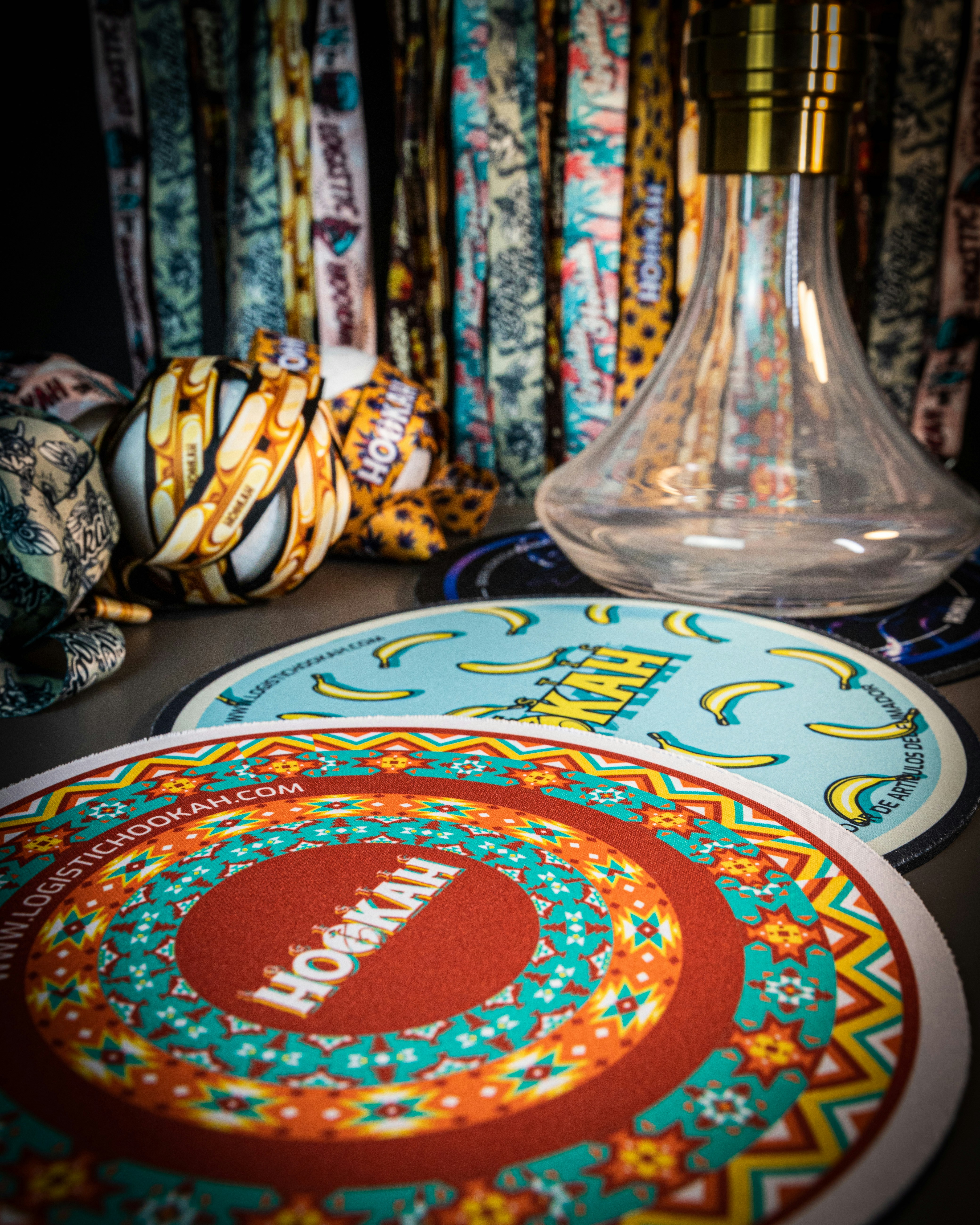 eine Vase und ein Teller