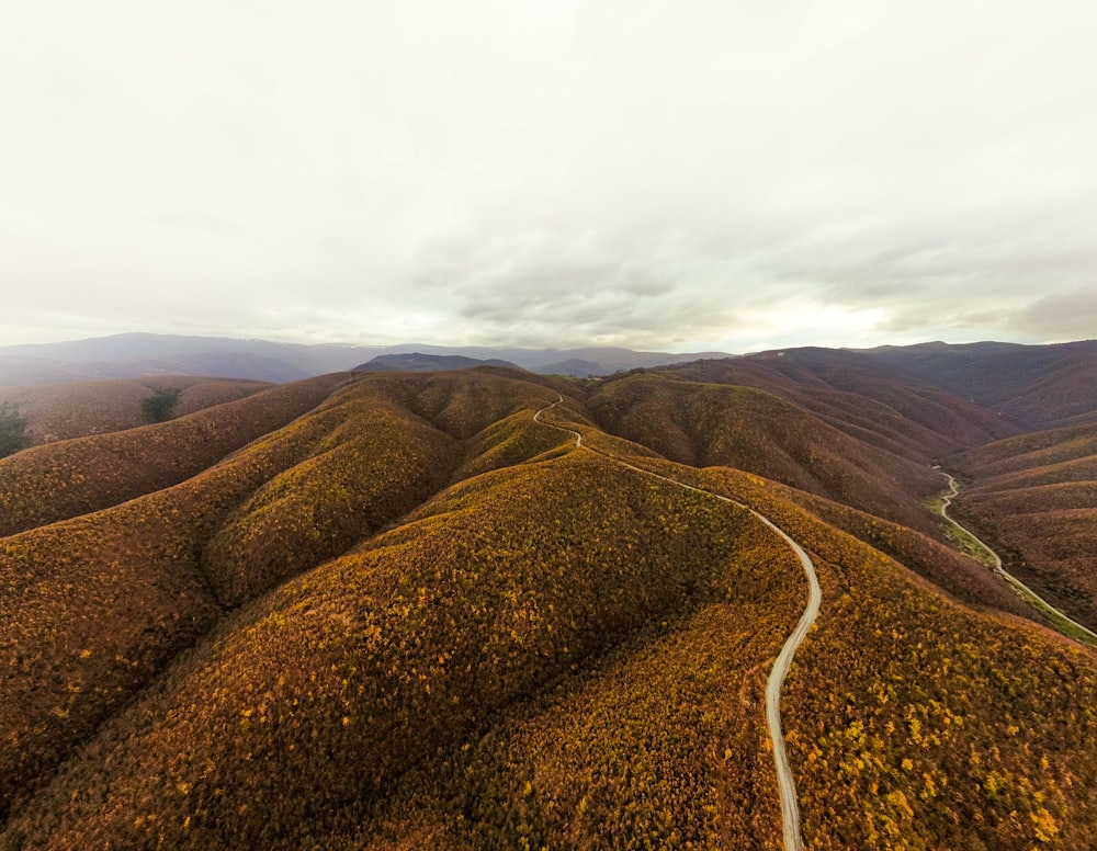 Un camino de tierra que atraviesa un valle