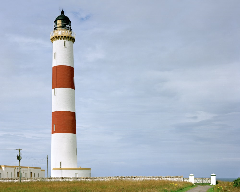 Ein Leuchtturm mit blauem Himmel