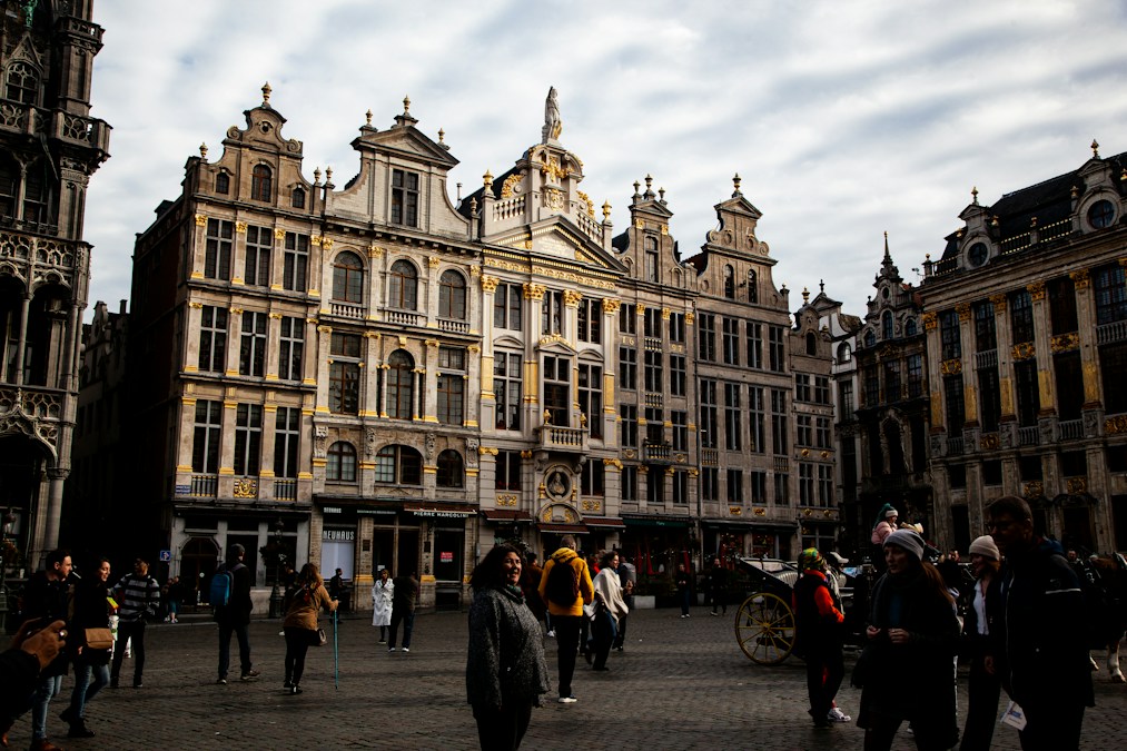 Passants devant les façades de la Grand-Place de Bruxelles, au lendemain de l'accord sur le budget bruxellois 2027 (photo d'illustration)