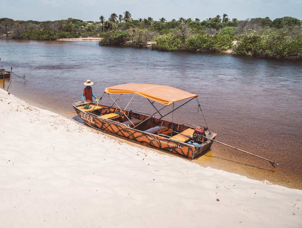 Un barco en el agua