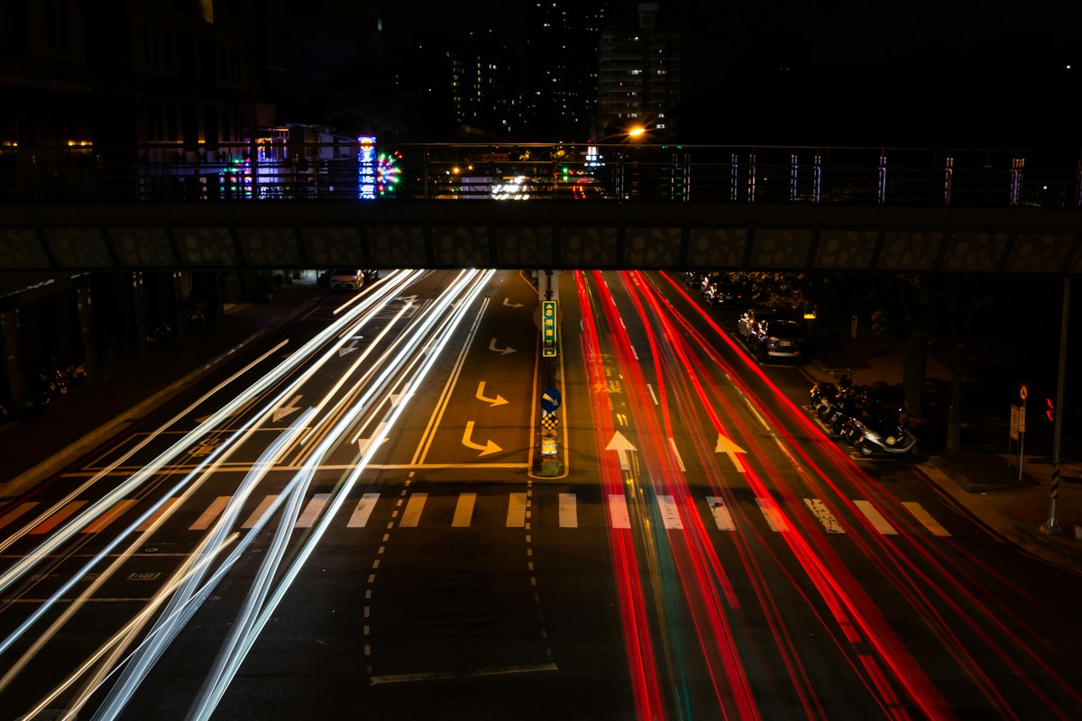 夜間市區道路的車流光軌與天橋