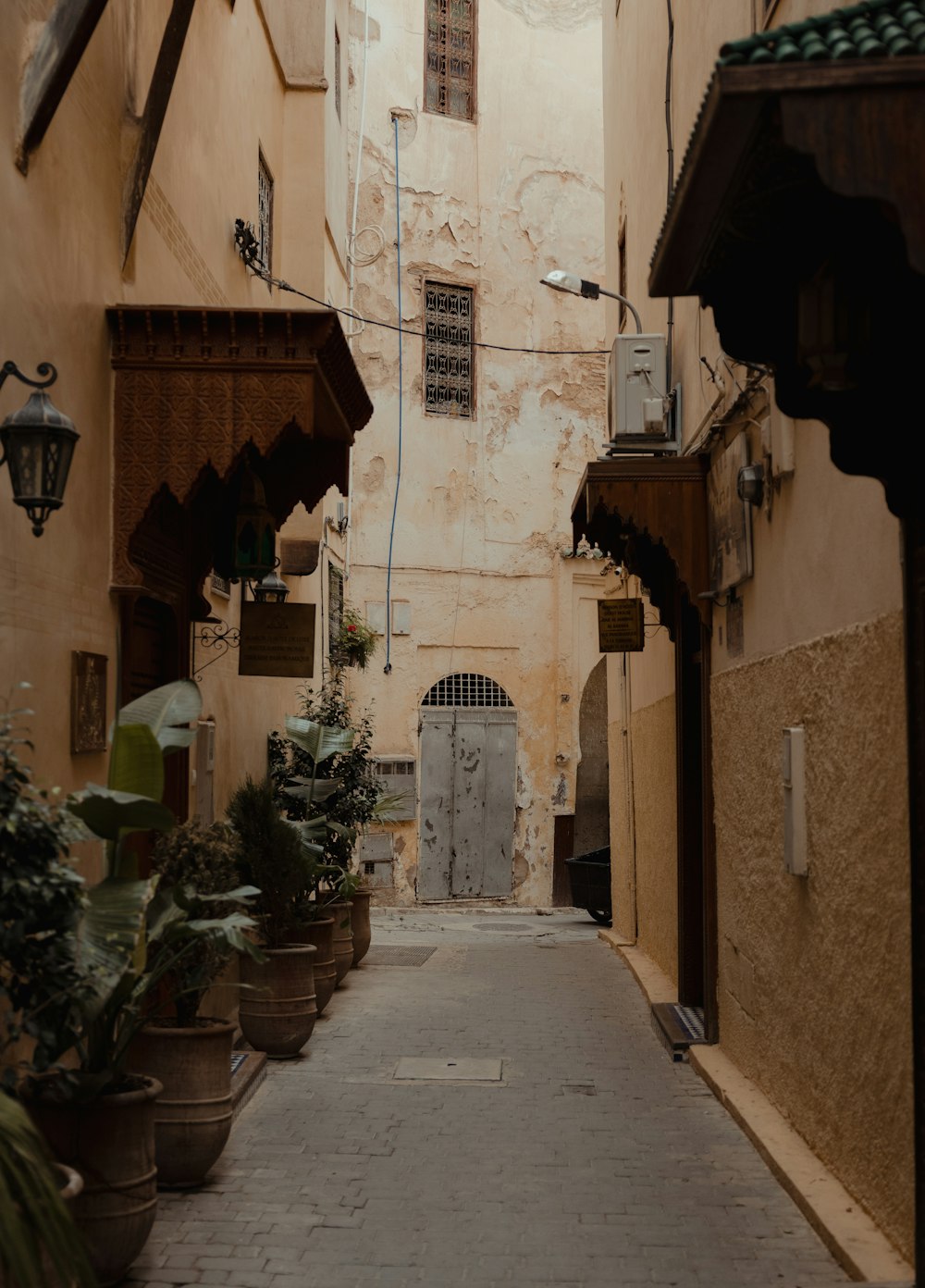 a narrow alley between buildings