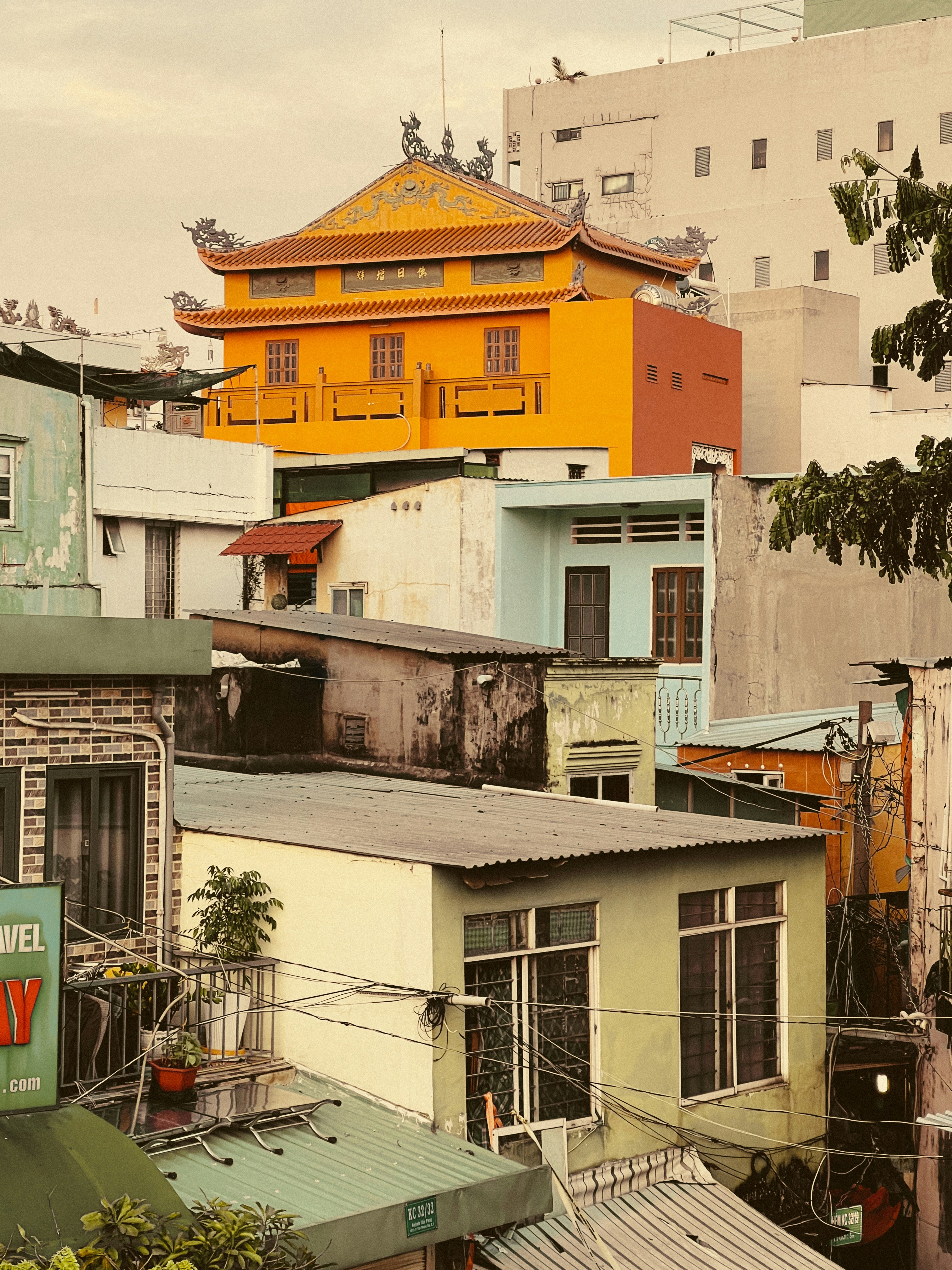 Lifestyle content in Algerian urban setting, natural colors