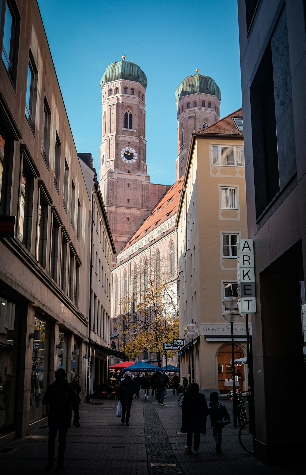 Ein Glockenturm in einer Stadt