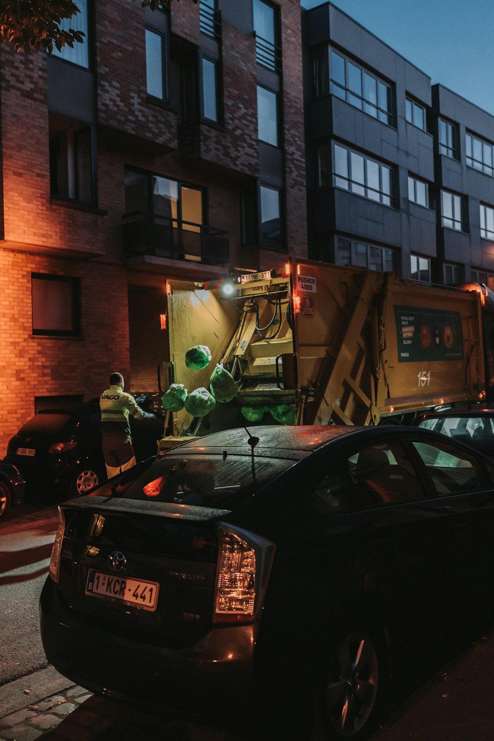 Un camion dei pompieri su una strada