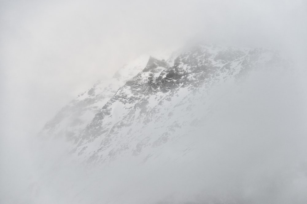 uma montanha coberta de neve