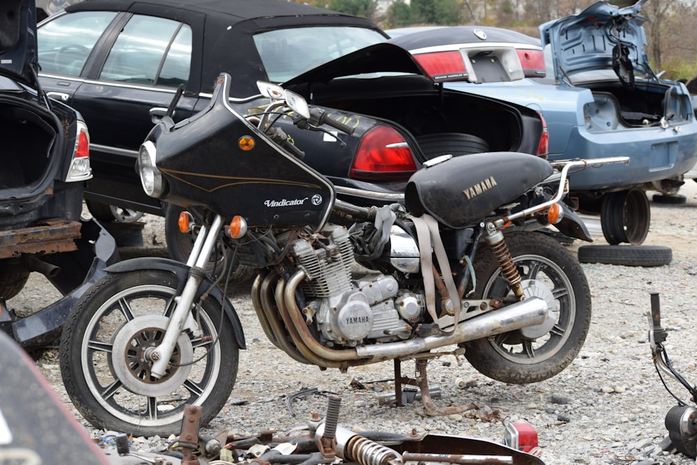 Una motocicleta estacionada al lado de un automóvil