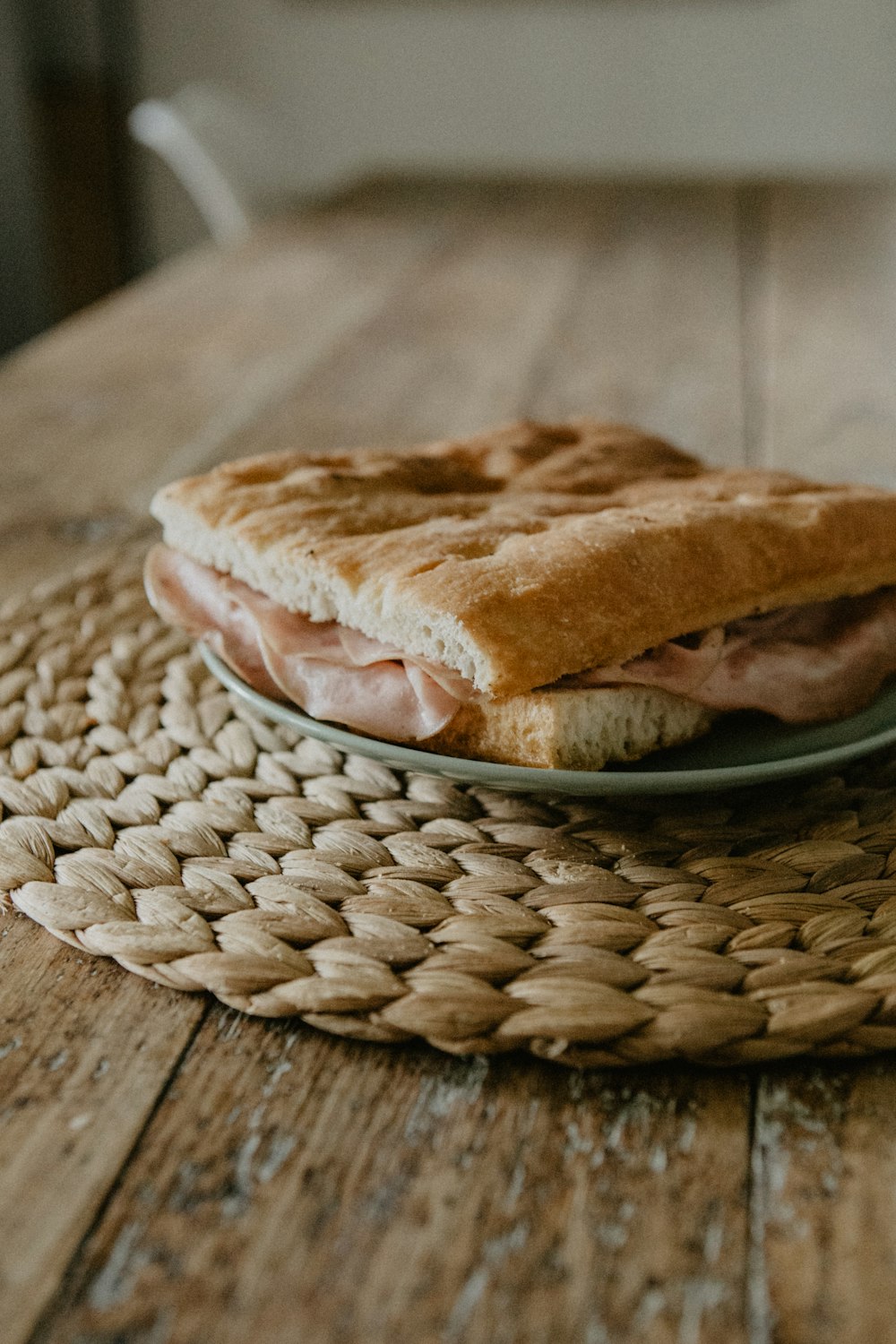 Un sándwich en un plato