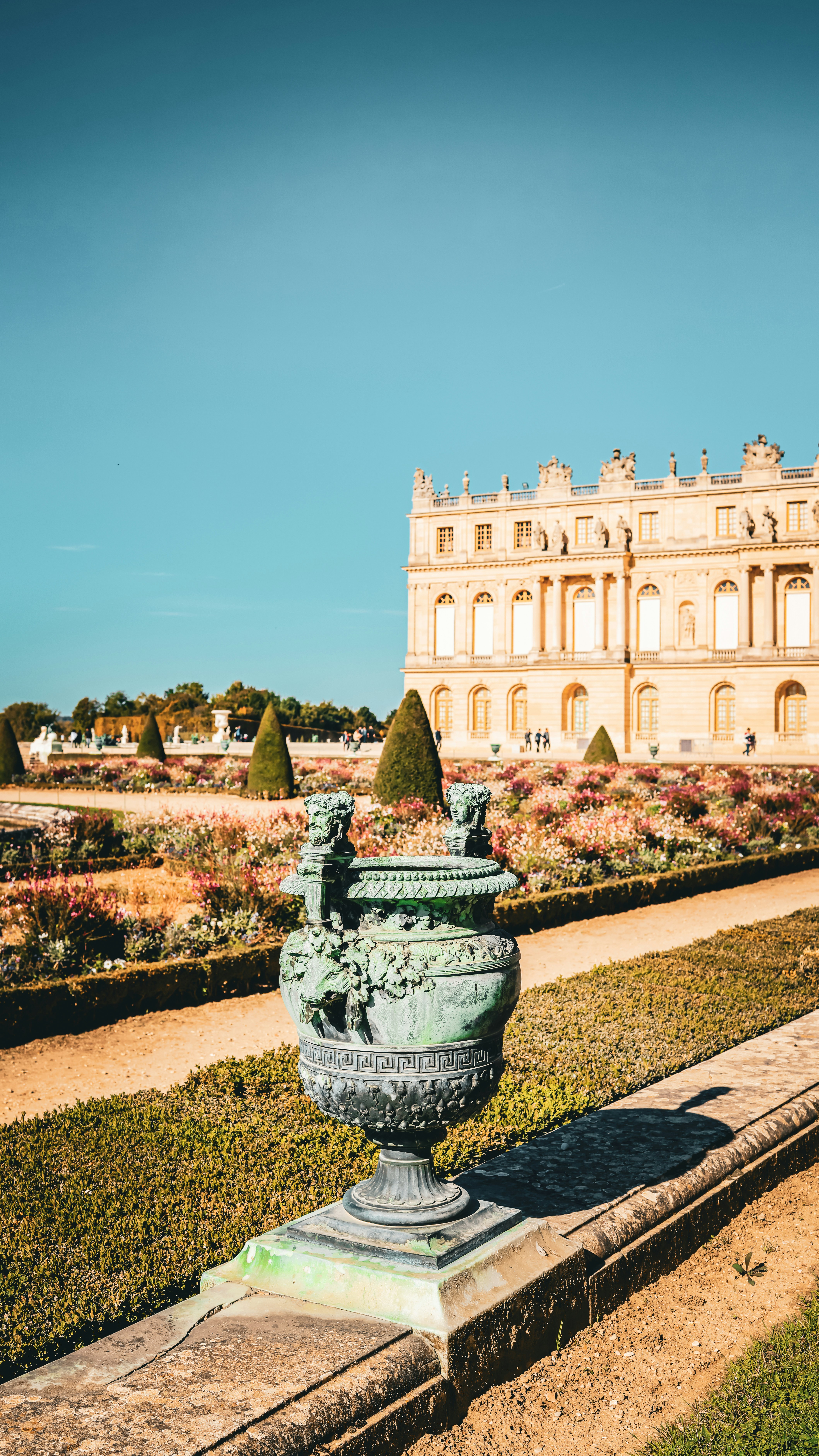 un grand bâtiment avec une fontaine devant lui