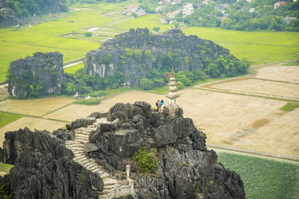 Steinmauer mit einer Skulptur in der Landschaft