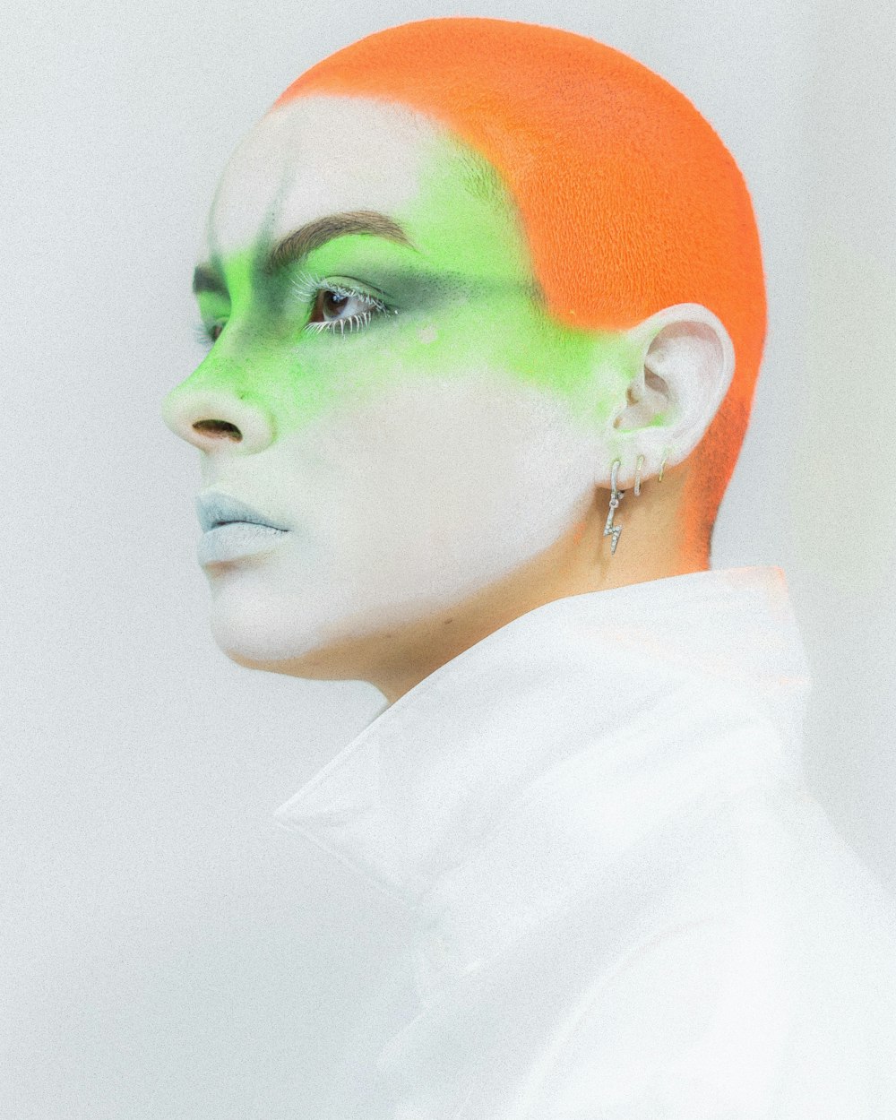 a mannequin head with a white shirt and a white background