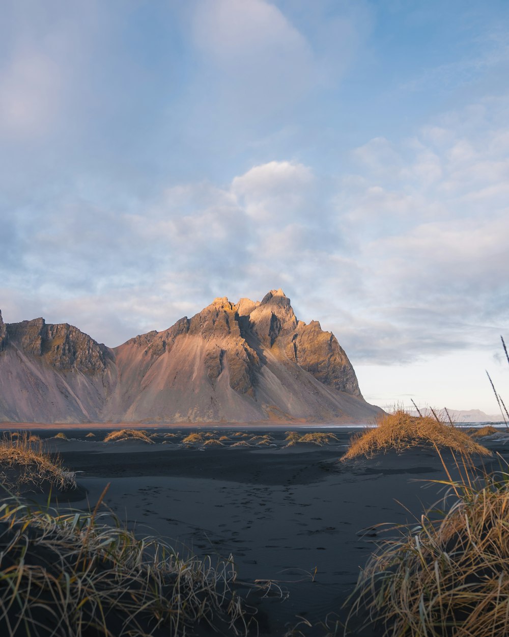 un plan d’eau avec une montagne en arrière-plan